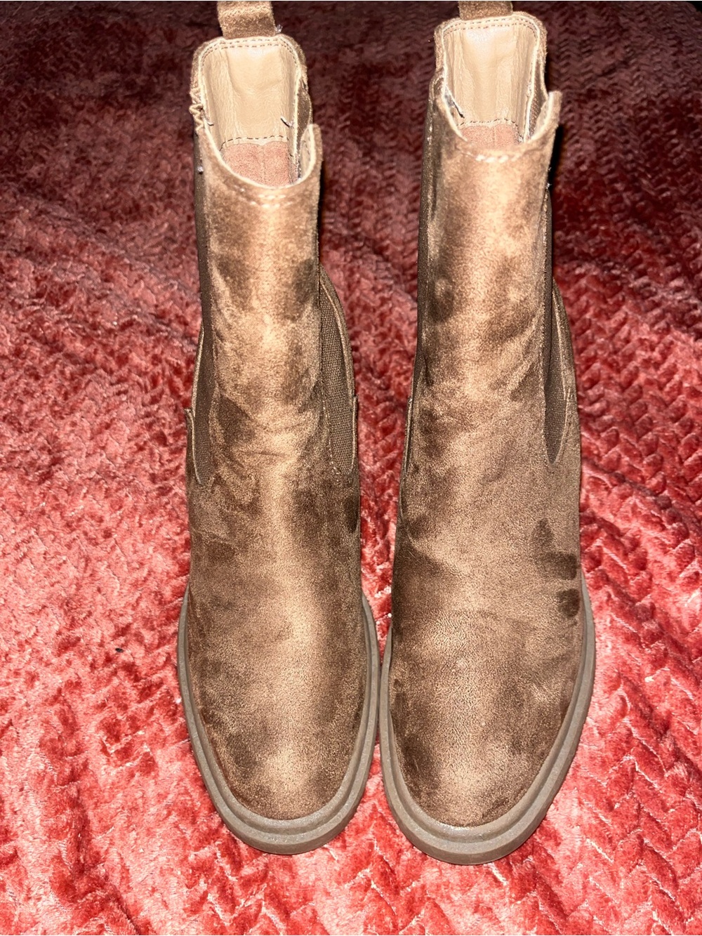 Nine West Brown Velvet Heeled Chelsea Boots. Size 7.5.